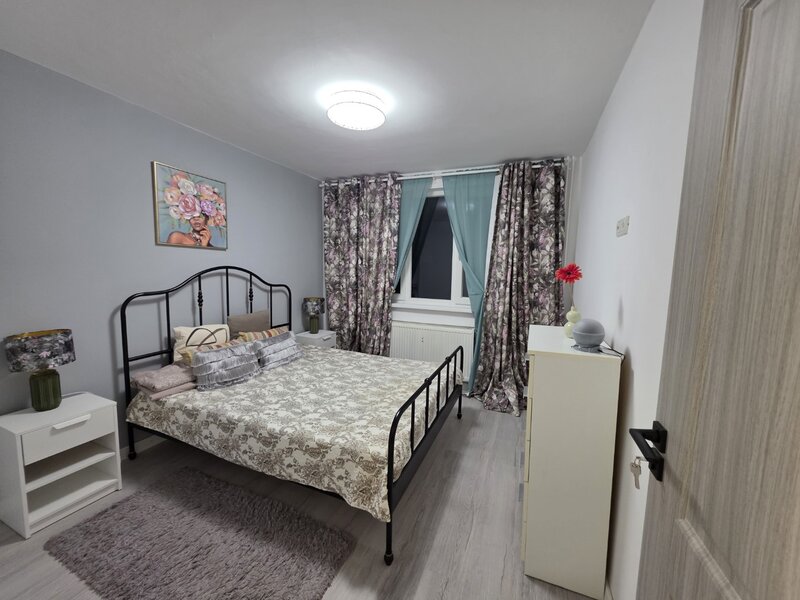 Jean Steriadi, 15 minute metrou 1 Decembrie 1918, pe Fetesti, bloc 4 etaje,